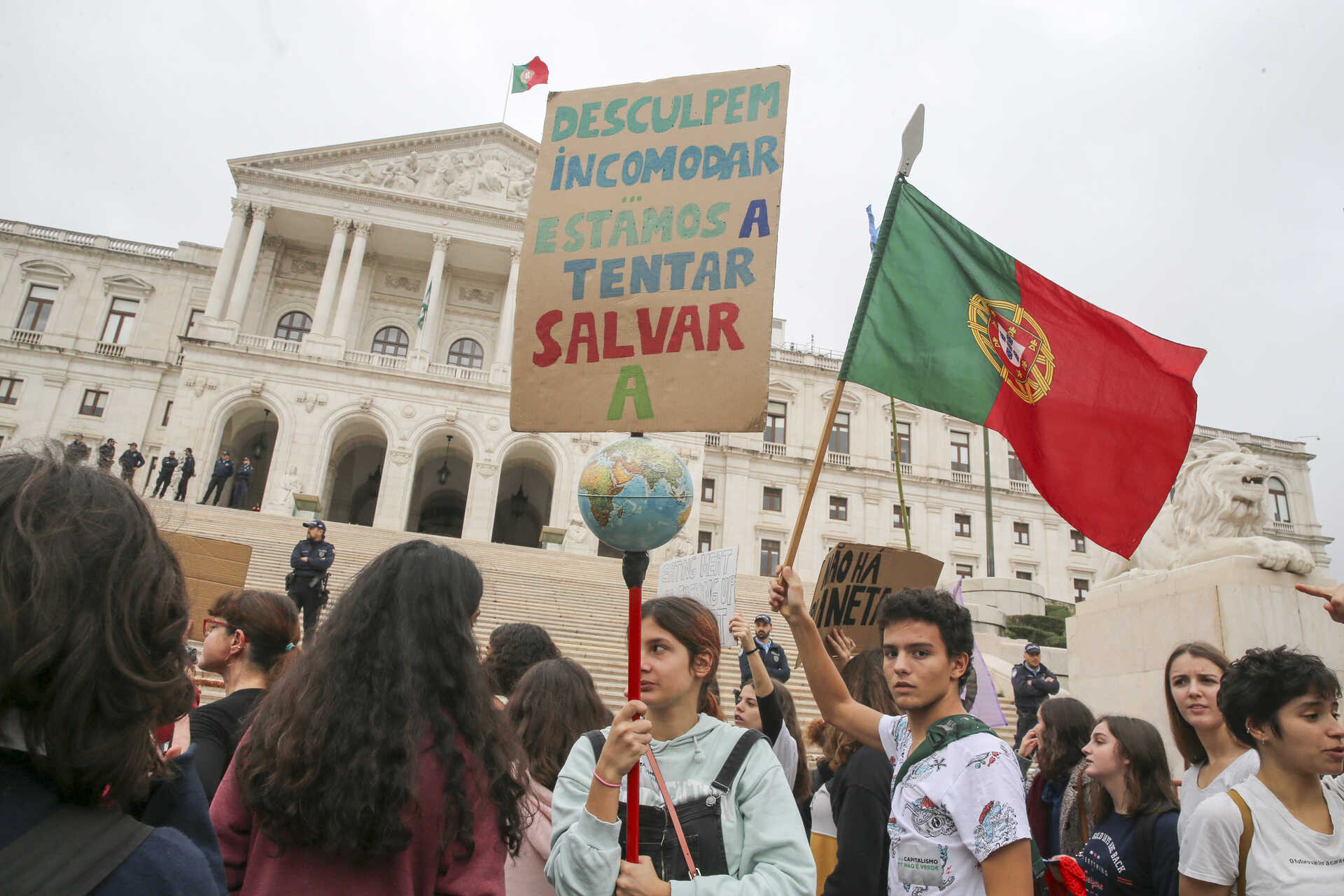 Clim Ximo Substitui Cartazes Na Baixa De Lisboa Em Protesto Contra Os