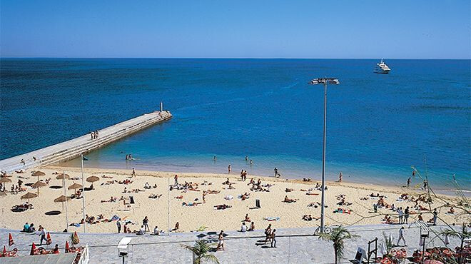 Mais uma praia da zona de Cascais está interditada a banhos