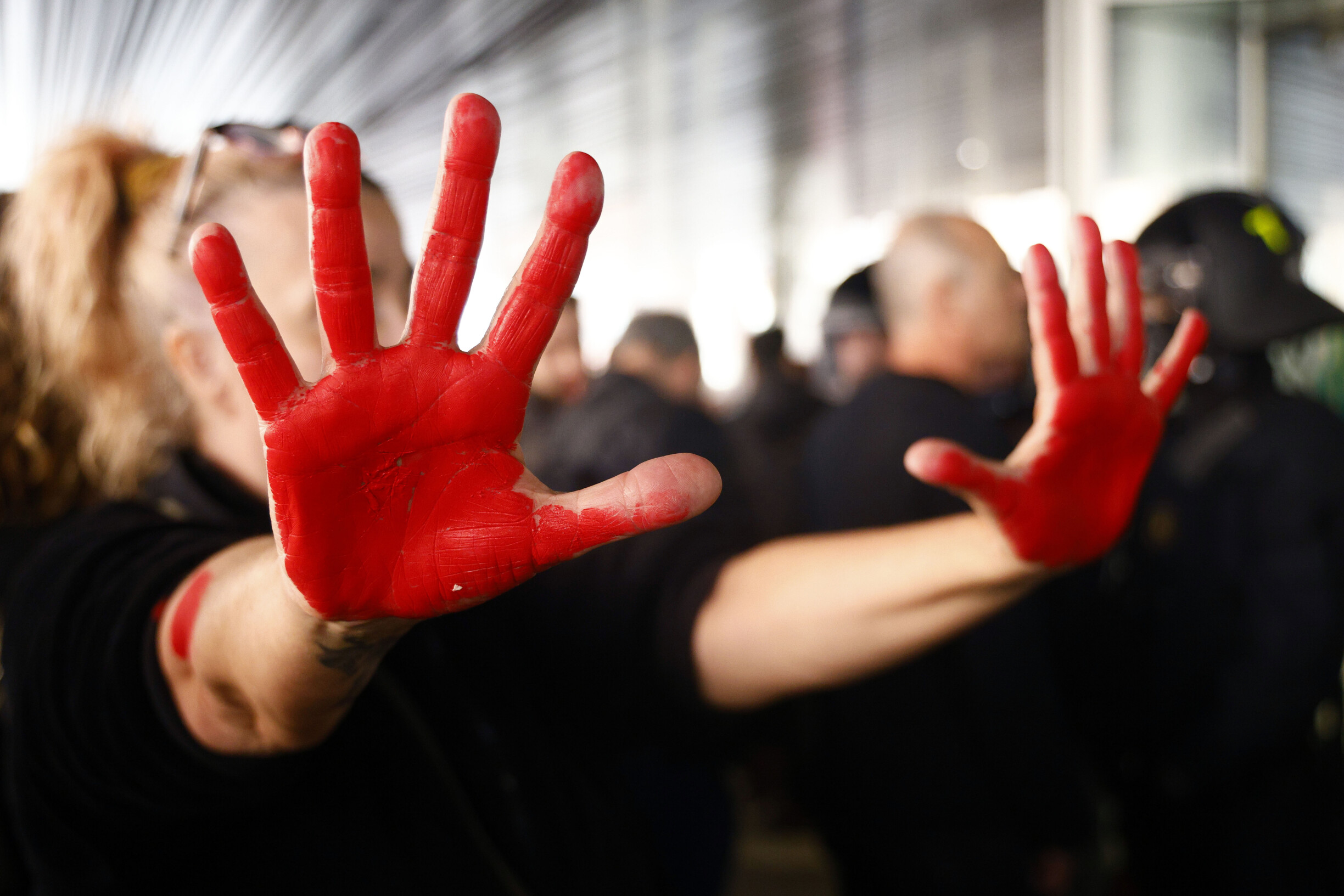 Protestos bloqueiam acessos a cadeias da Catalunha e mantêm milhares de