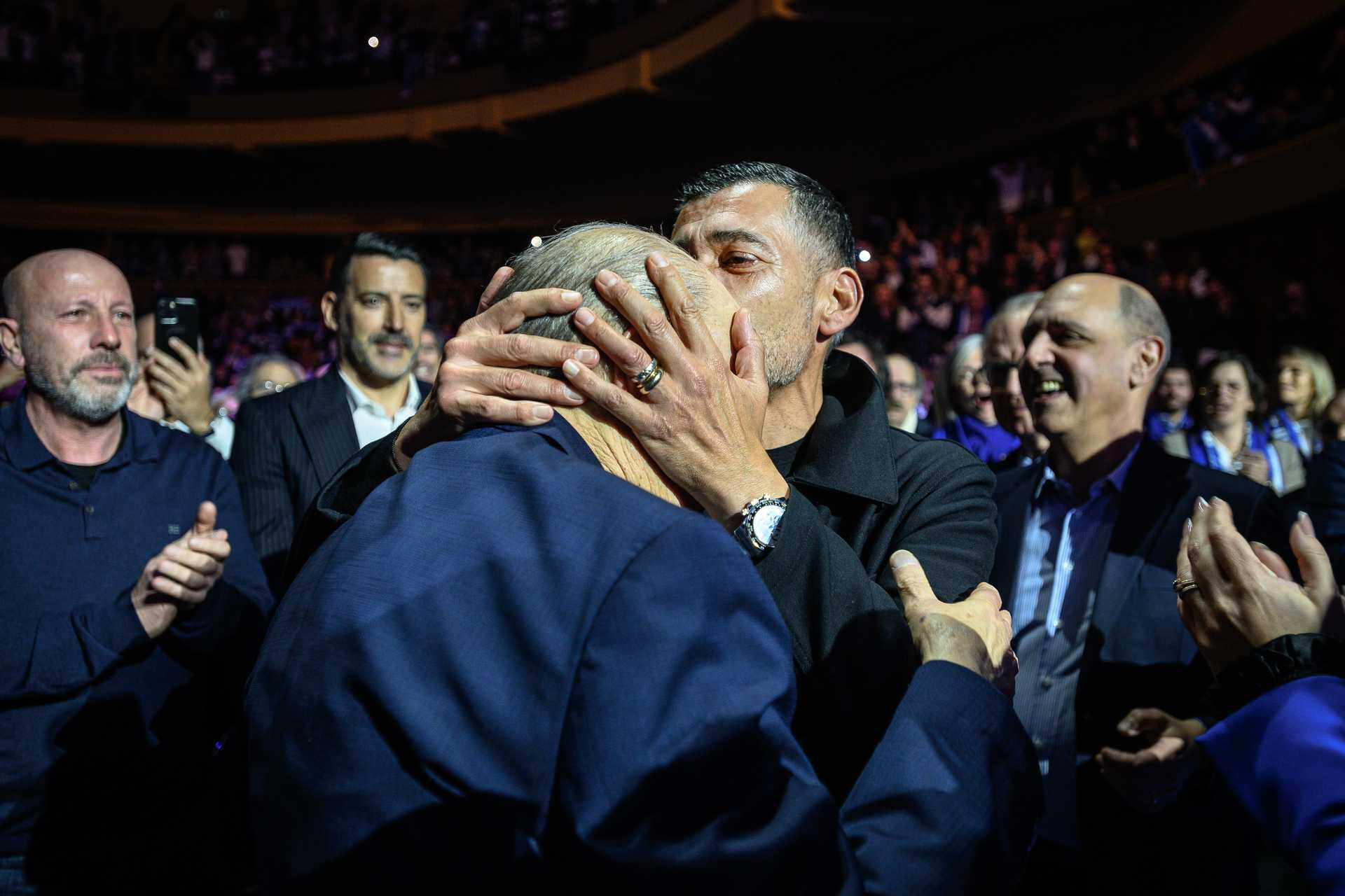 Conceição e o abraço muito importante a Pinto da Costa É um amigo e