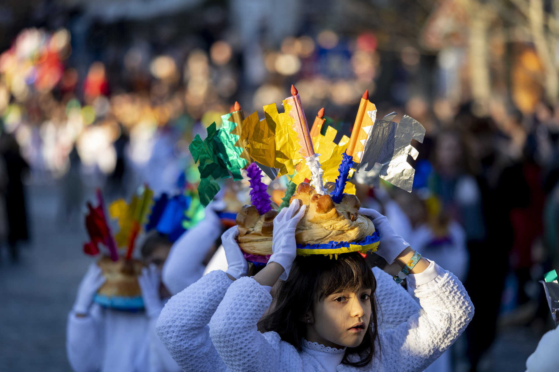 Meninas De Branco E A Foga A Cabe A Encheram As Ruas Da Feira