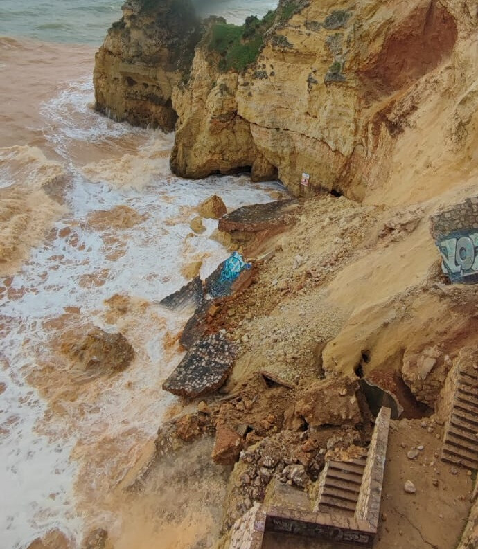 Derrocada de falésia faz desaparecer parte de famosa praia em Lagos