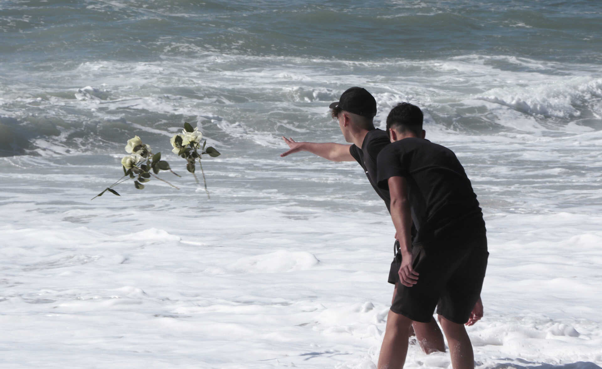 Buscas Para Encontrar Jovem Desaparecido No Mar Em Gaia Prosseguem Por