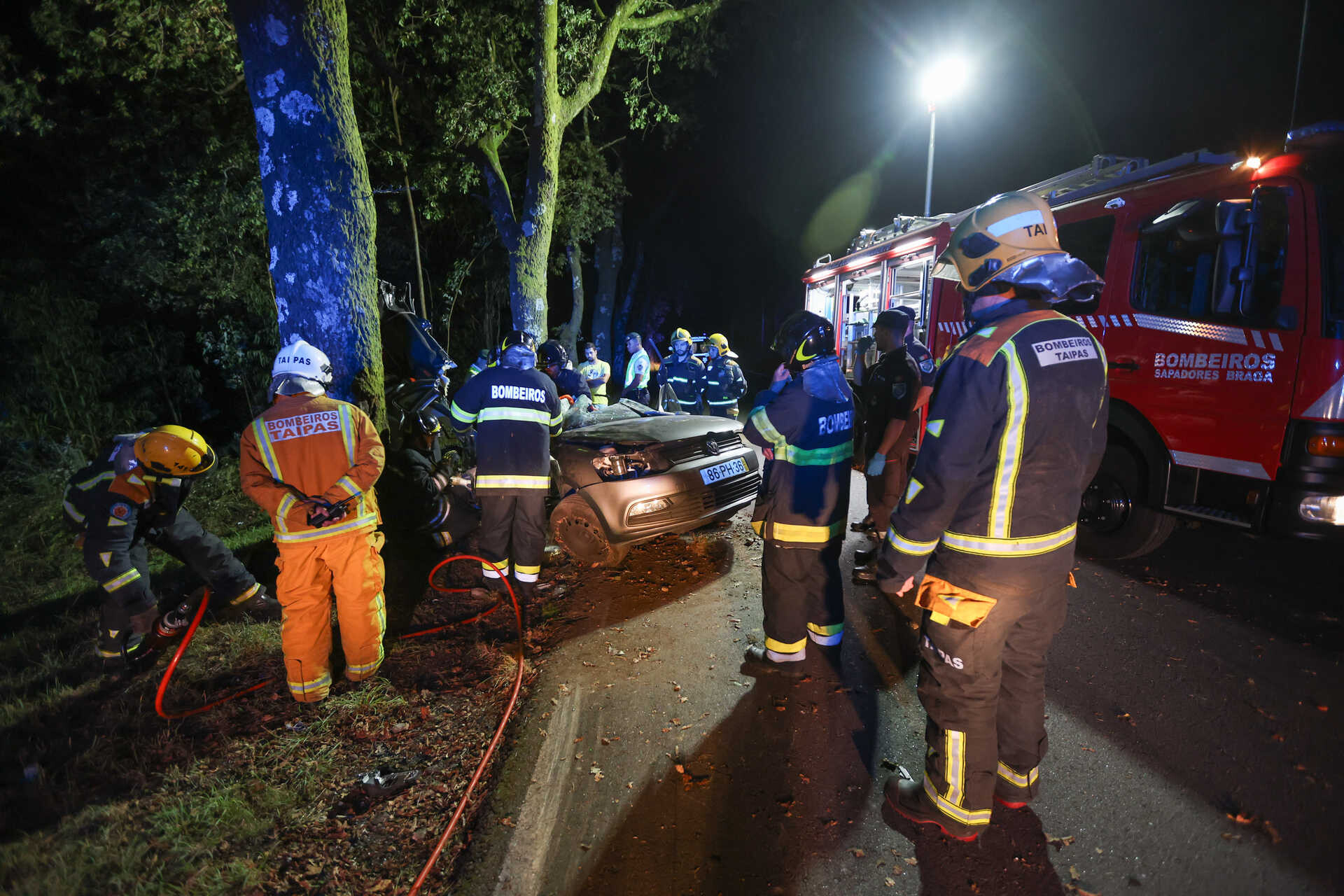 Primeira página em 60 segundos Mais de 120 mortos em apenas cinco estradas