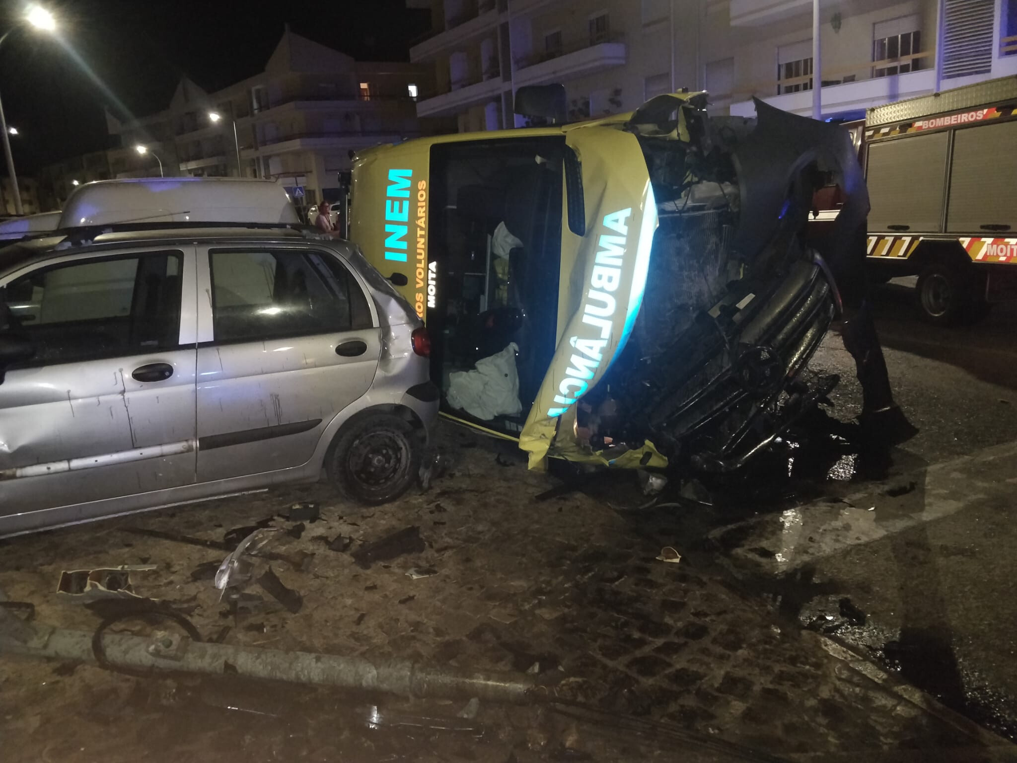 Bombeiros feridos em colisão seguida de capotamento na Moita