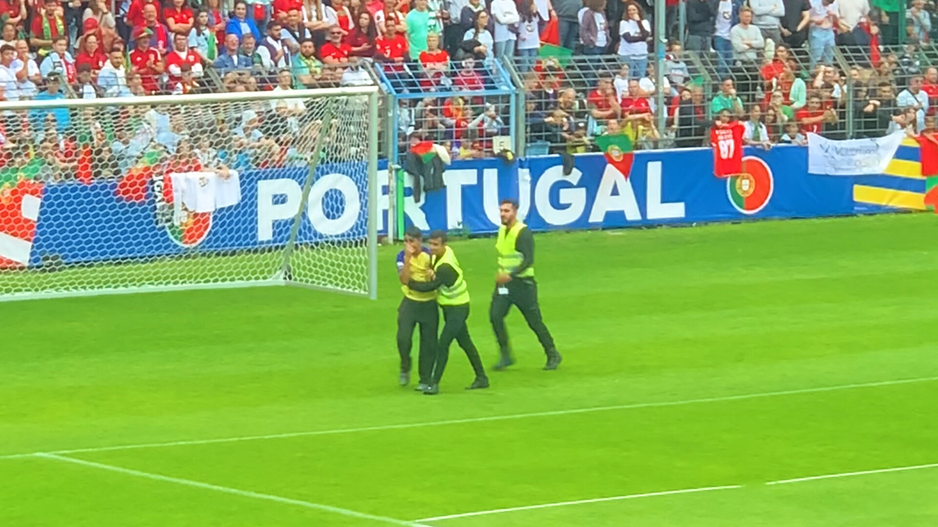 Adeptos invadem treino da seleção e procuram Cristiano Ronaldo