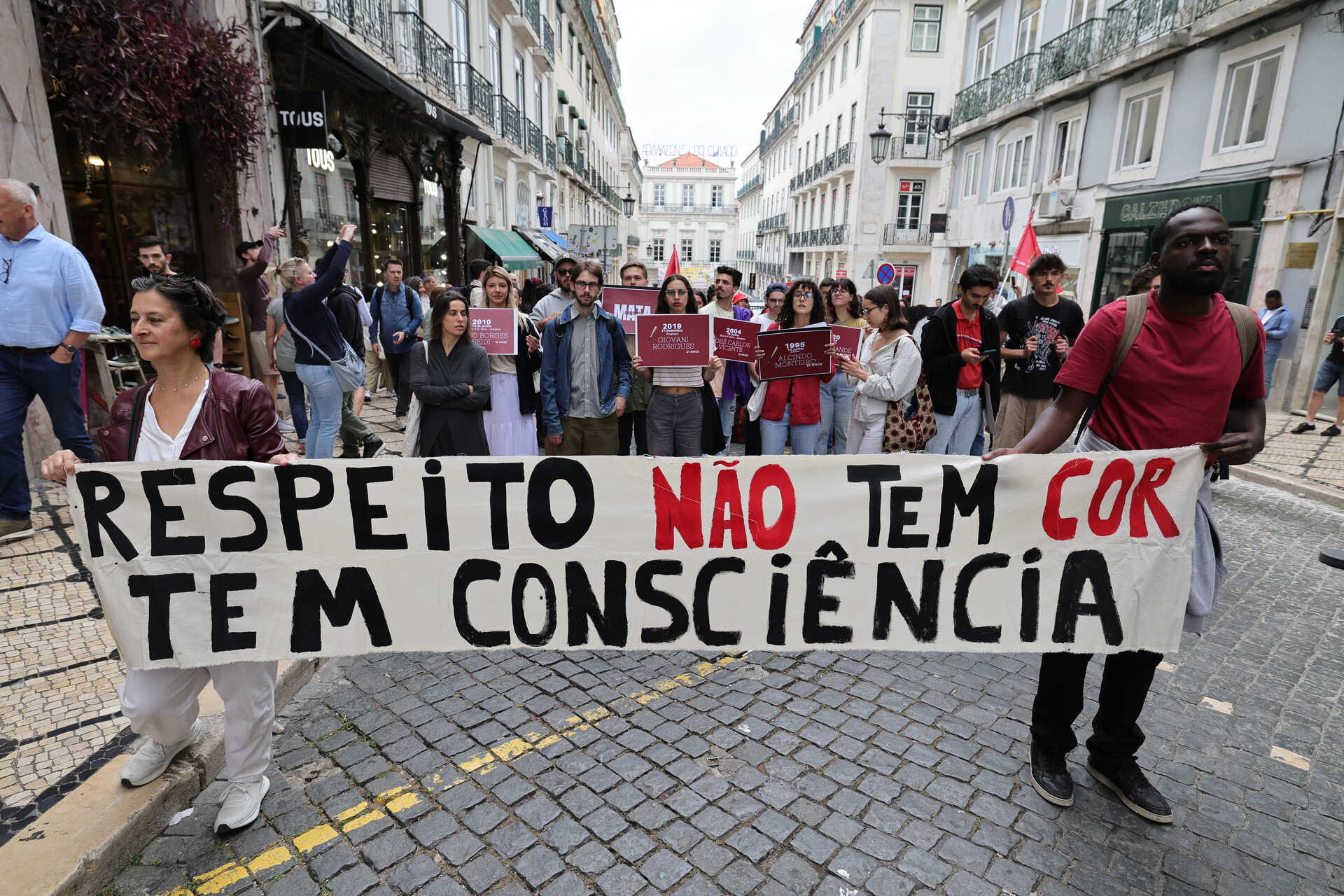 Dezenas De Manifestantes Iniciam Marcha Antirracista E Homenageiam