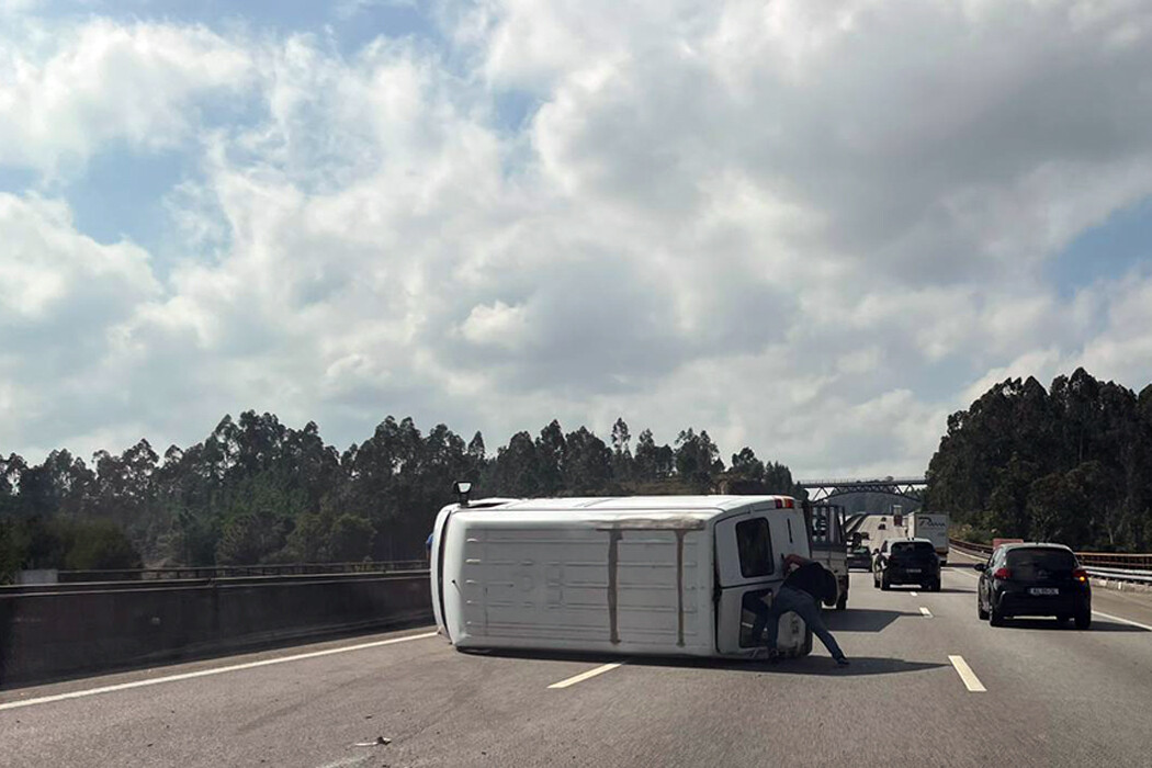 Duplo Capotamento Condiciona Tr Nsito Na A Na Zona Da Trofa