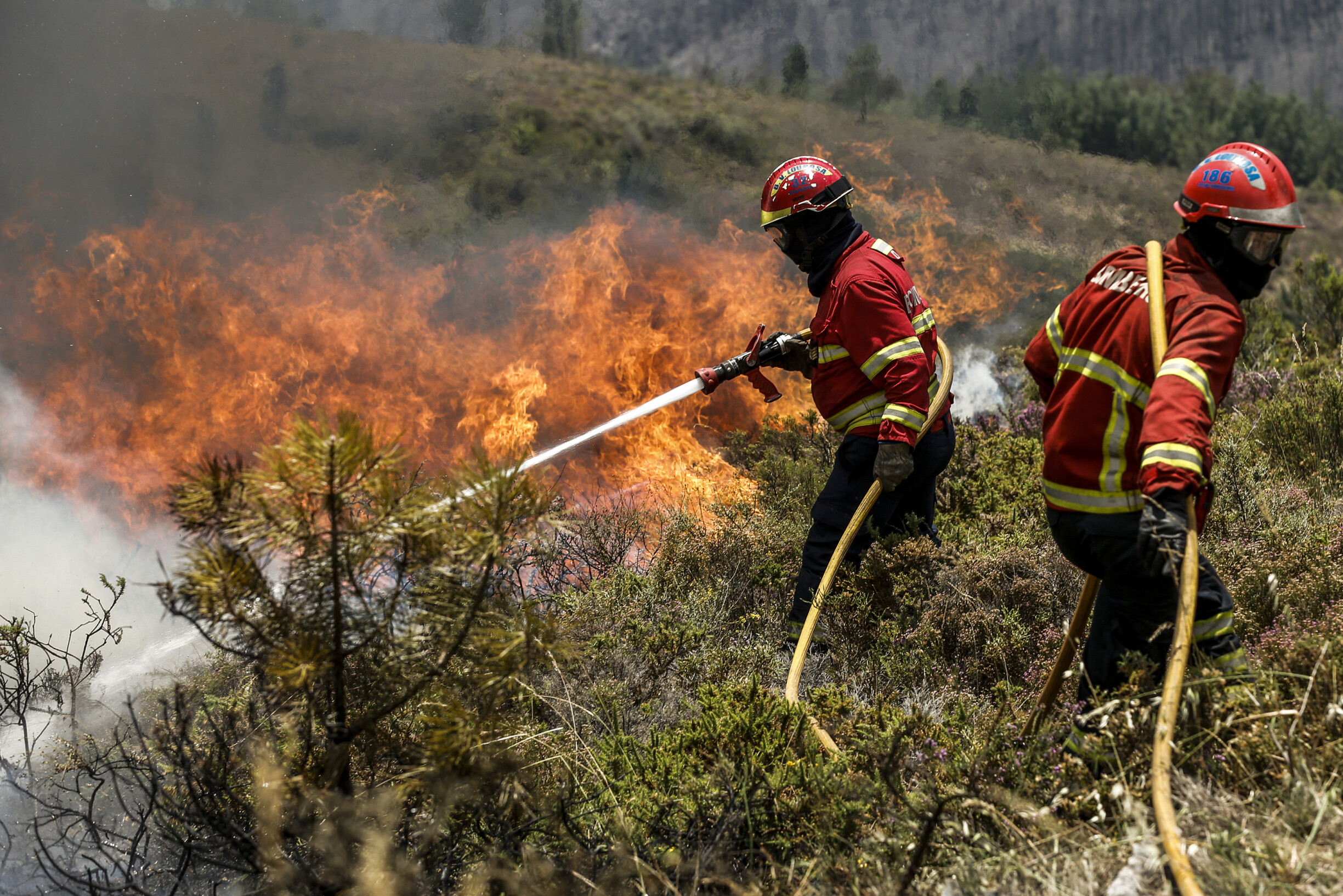 Bombeira na reserva suspeita de atear dois fogos em Pedrógão Grande