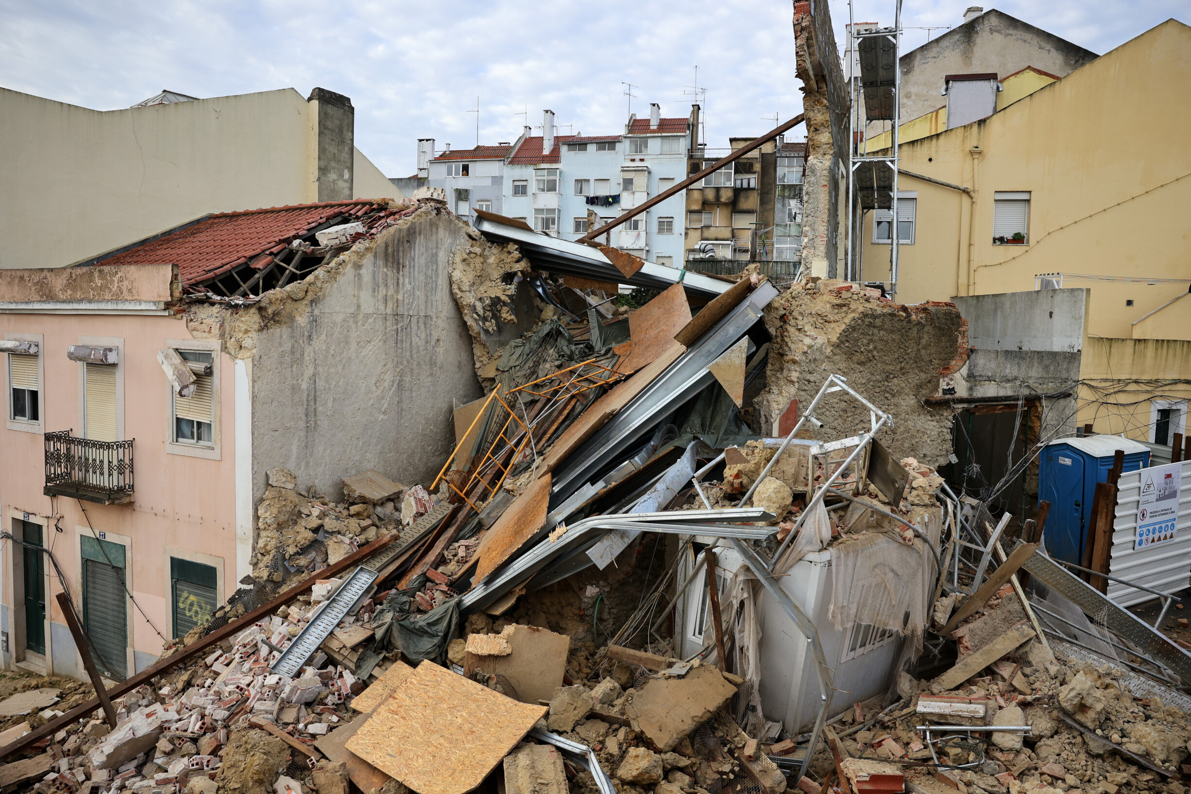 Dois Idosos Soterrados E Feridos Ap S Derrocada De Pr Dio Em Lisboa