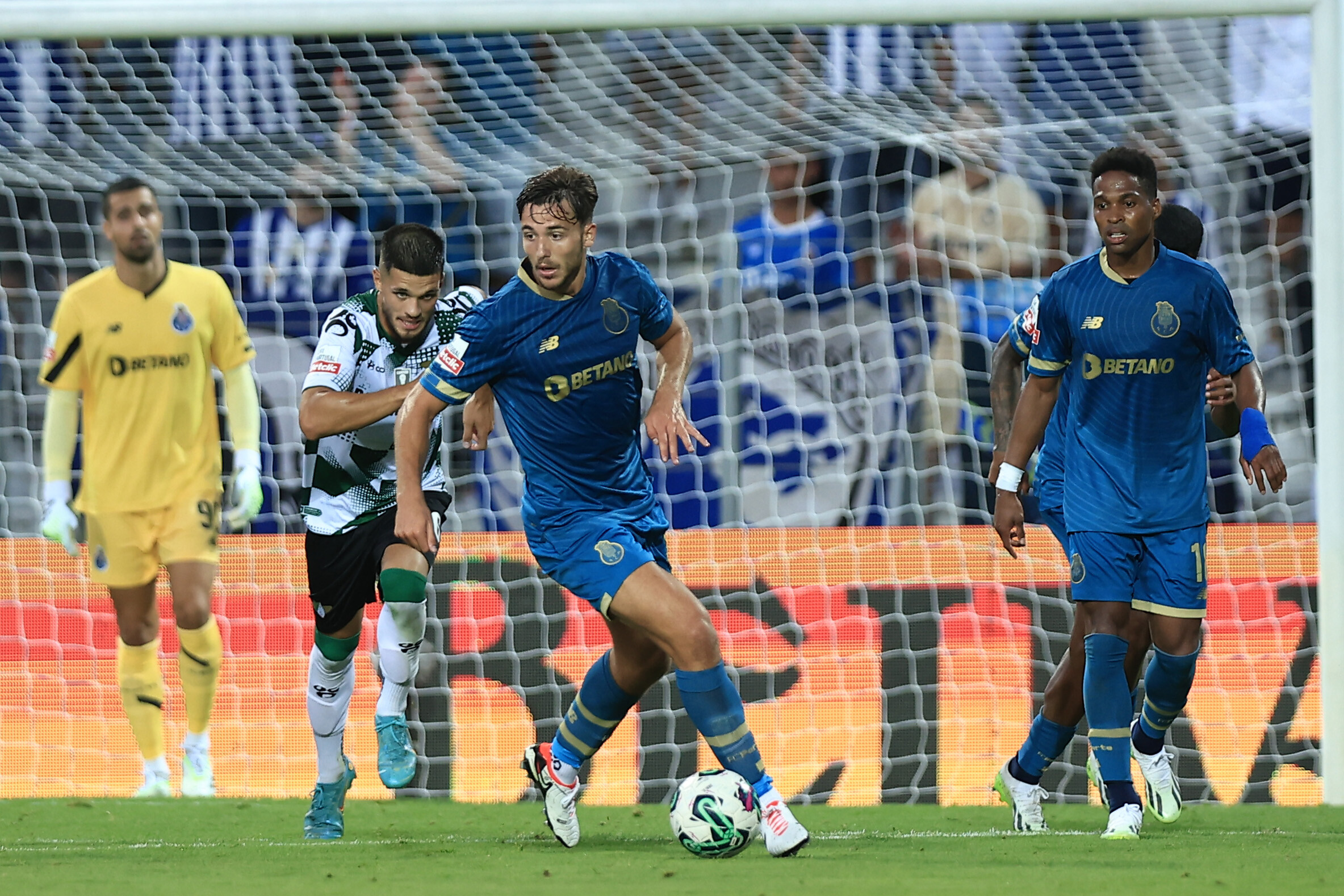 S Rgio Concei O Lan A Nico Gonz Lez No Onze Inicial Do F C Porto