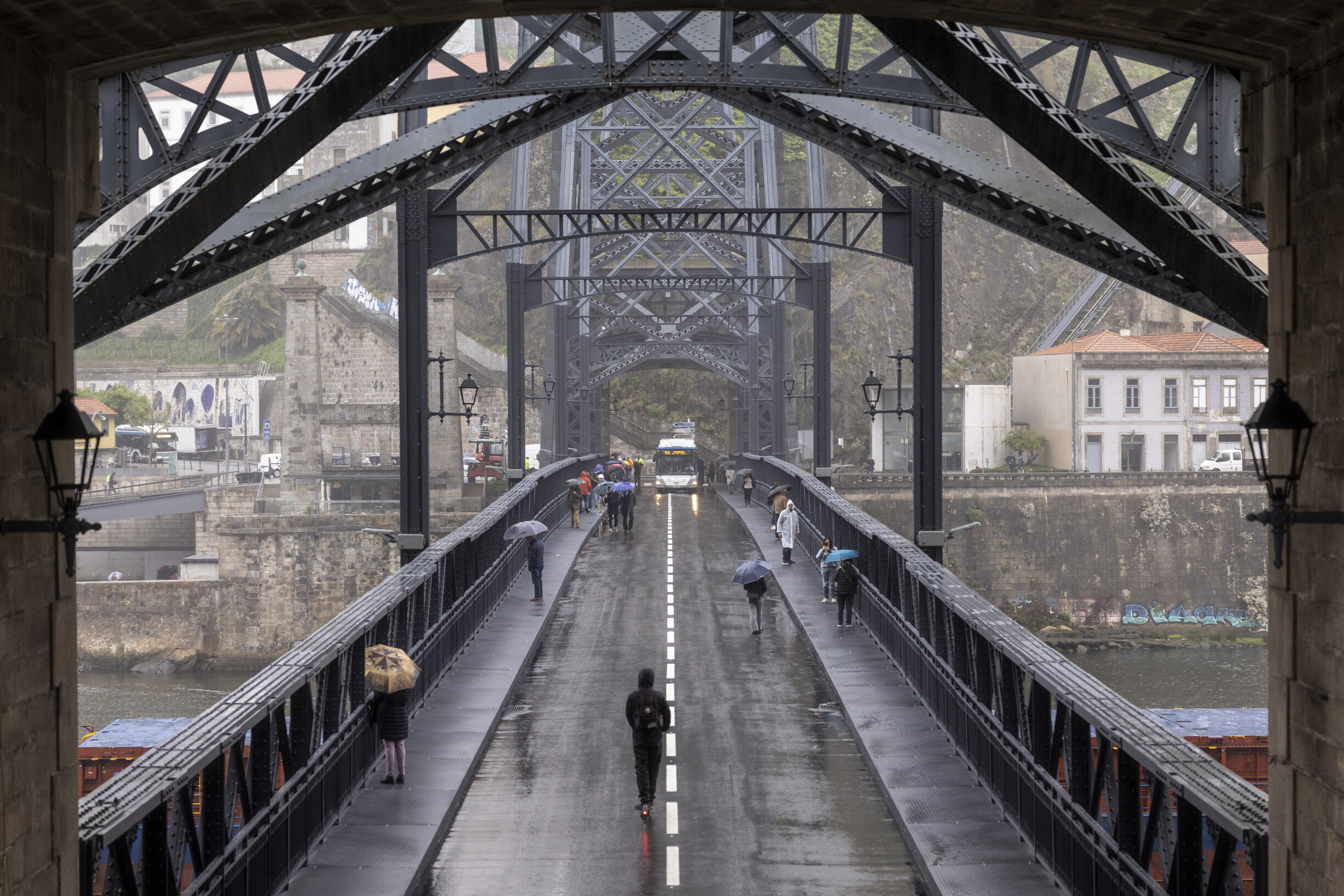 Corpo de homem encontrado a boiar junto à Ponte de Luís I