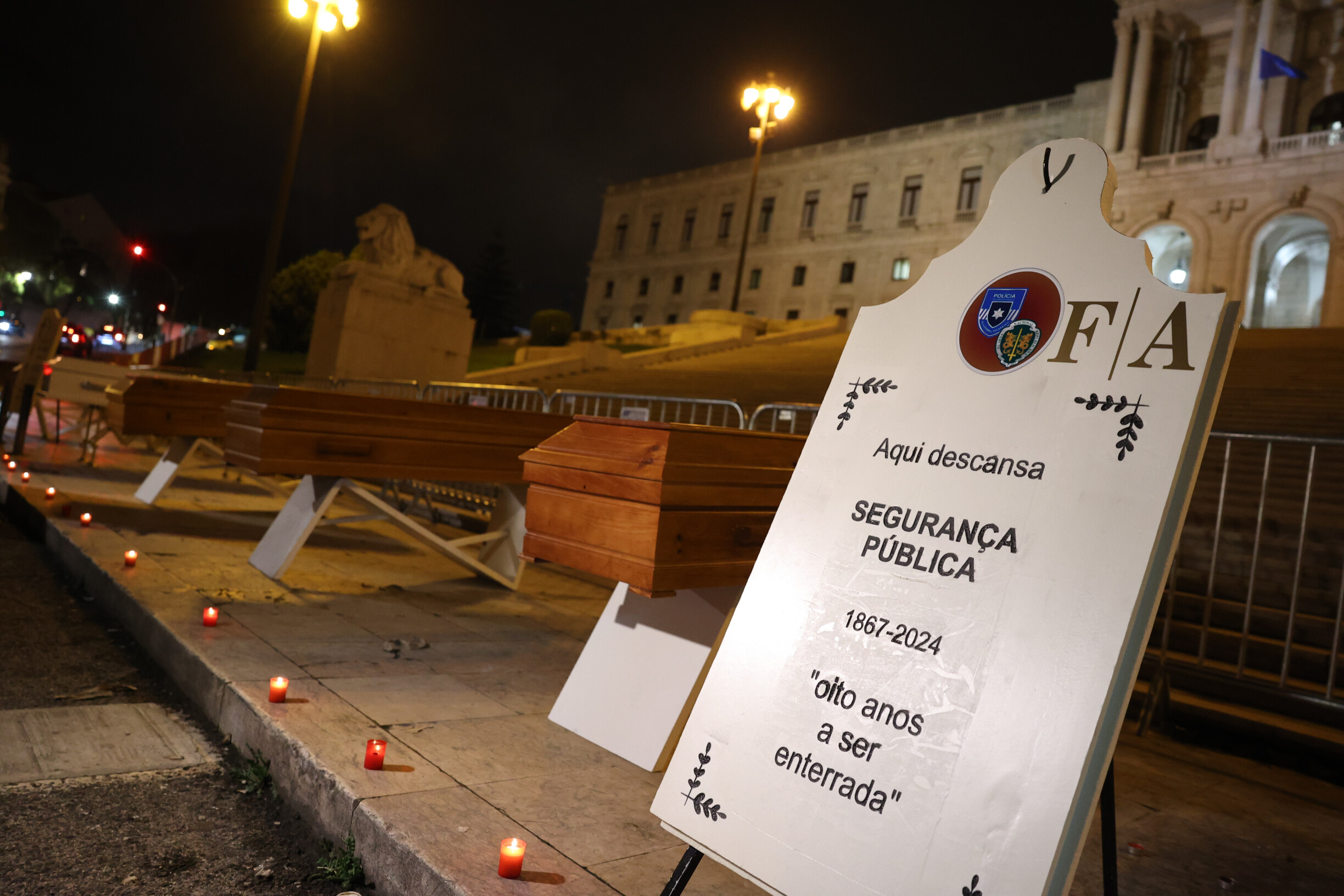 Pol Cias Colocam Oito Caix Es Em Protesto Por Cada Ano De Governa O