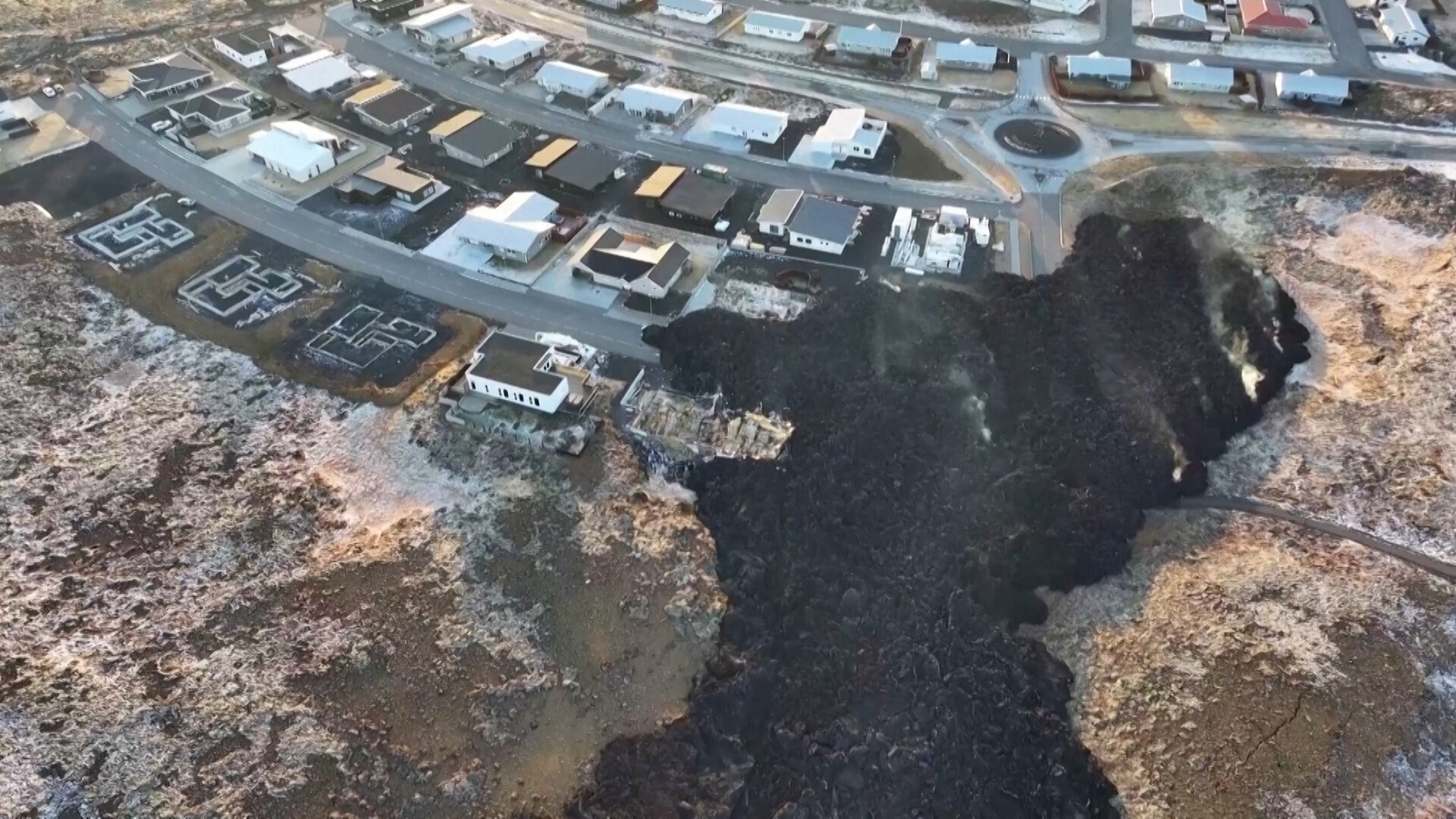 Imagens de drone mostram rasto de lava deixado por vulcão em erupção em