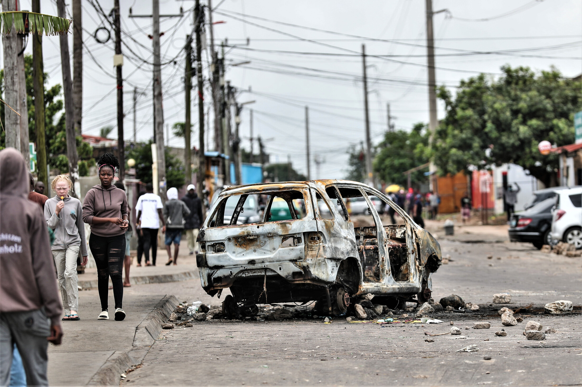 Mais De Uma Dezena De Viaturas E Autocarros Incendiados Em Maputo