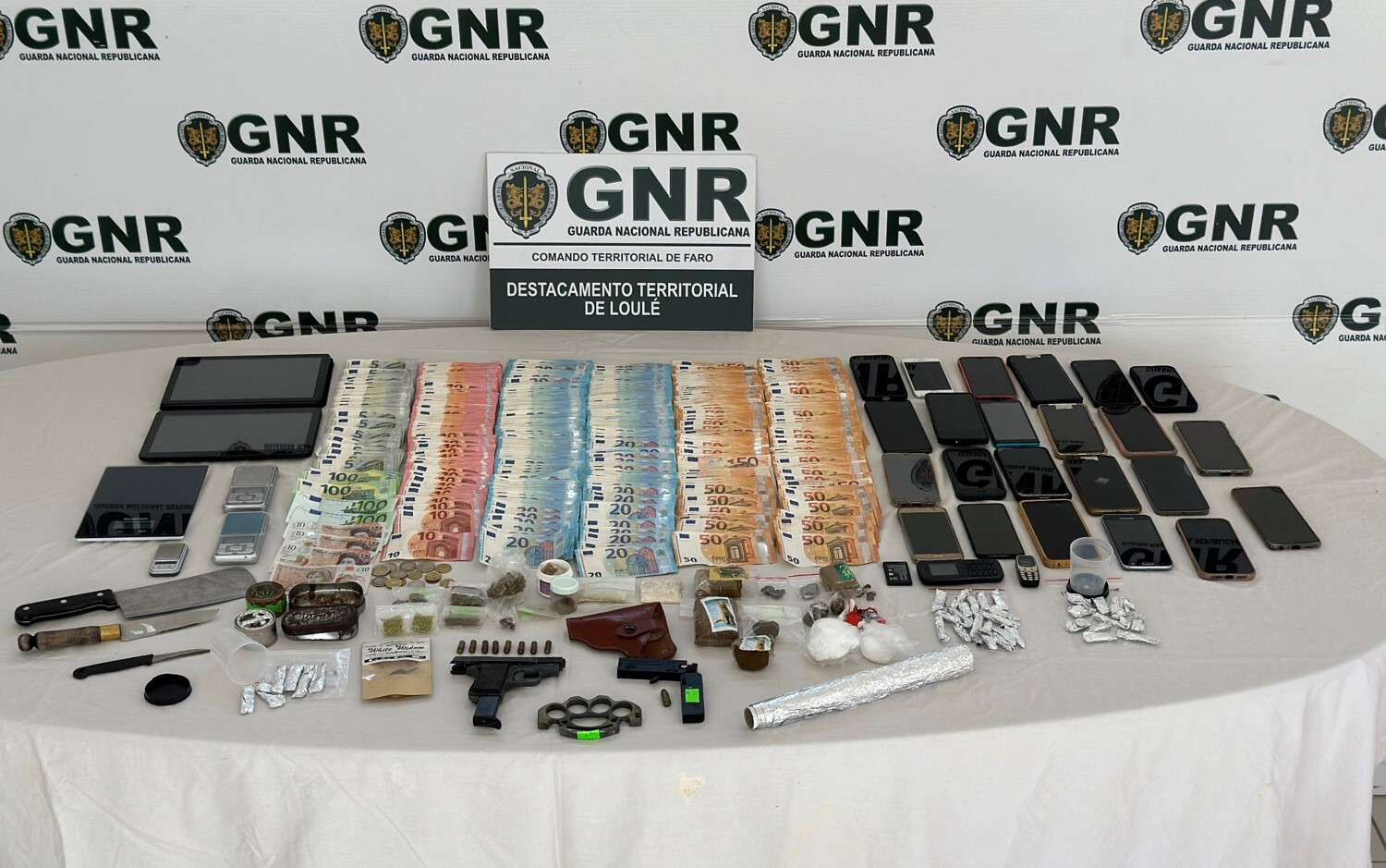 Gnr Desmantela Rede De Tr Fico De Droga E Det M Dez Pessoas