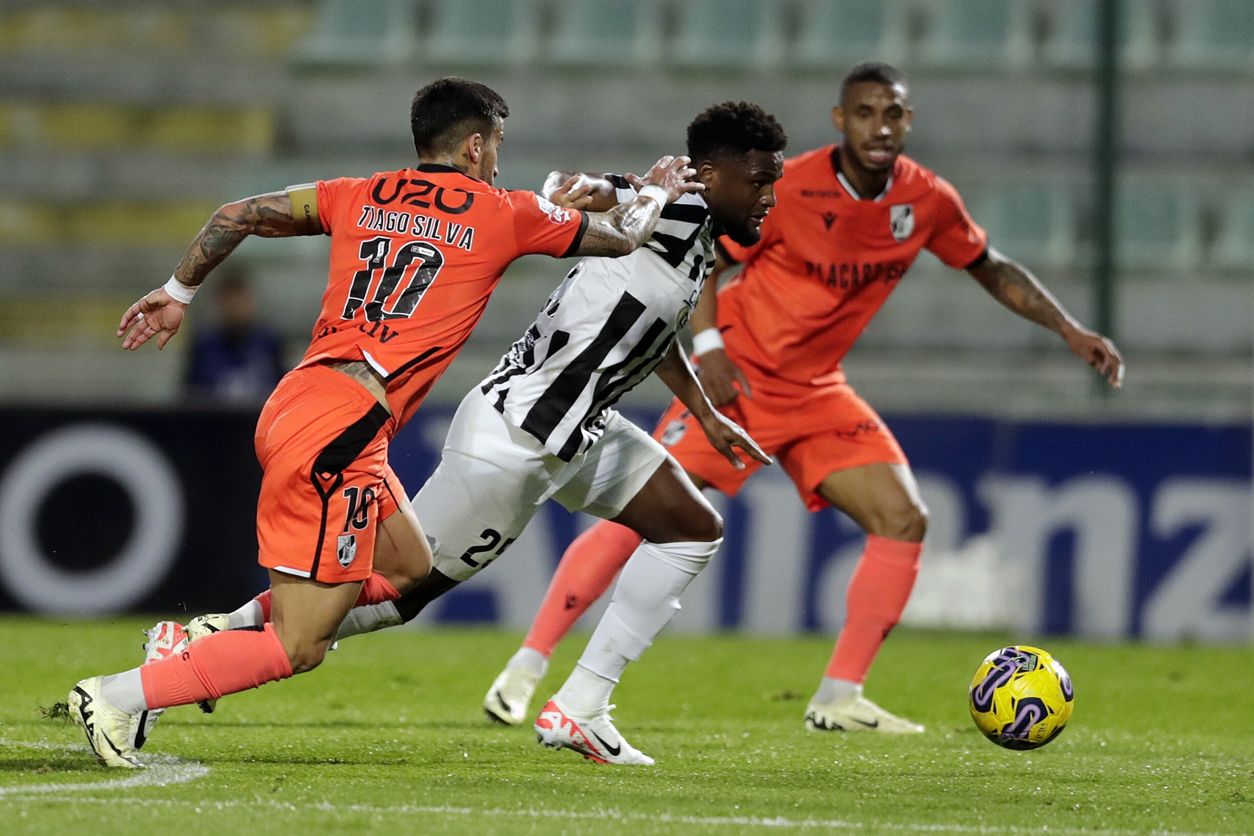 Vitória empata em Portimão e fica na frente do Braga