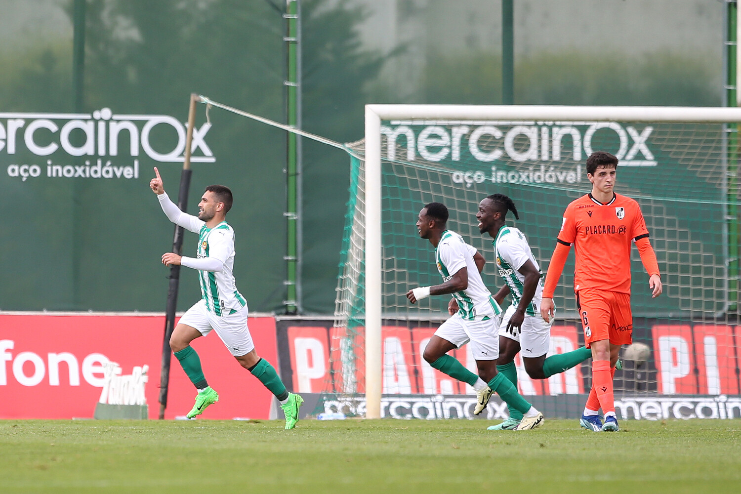 Marcou golaço pelo Rio Ave após ficar esquecido na casa de banho