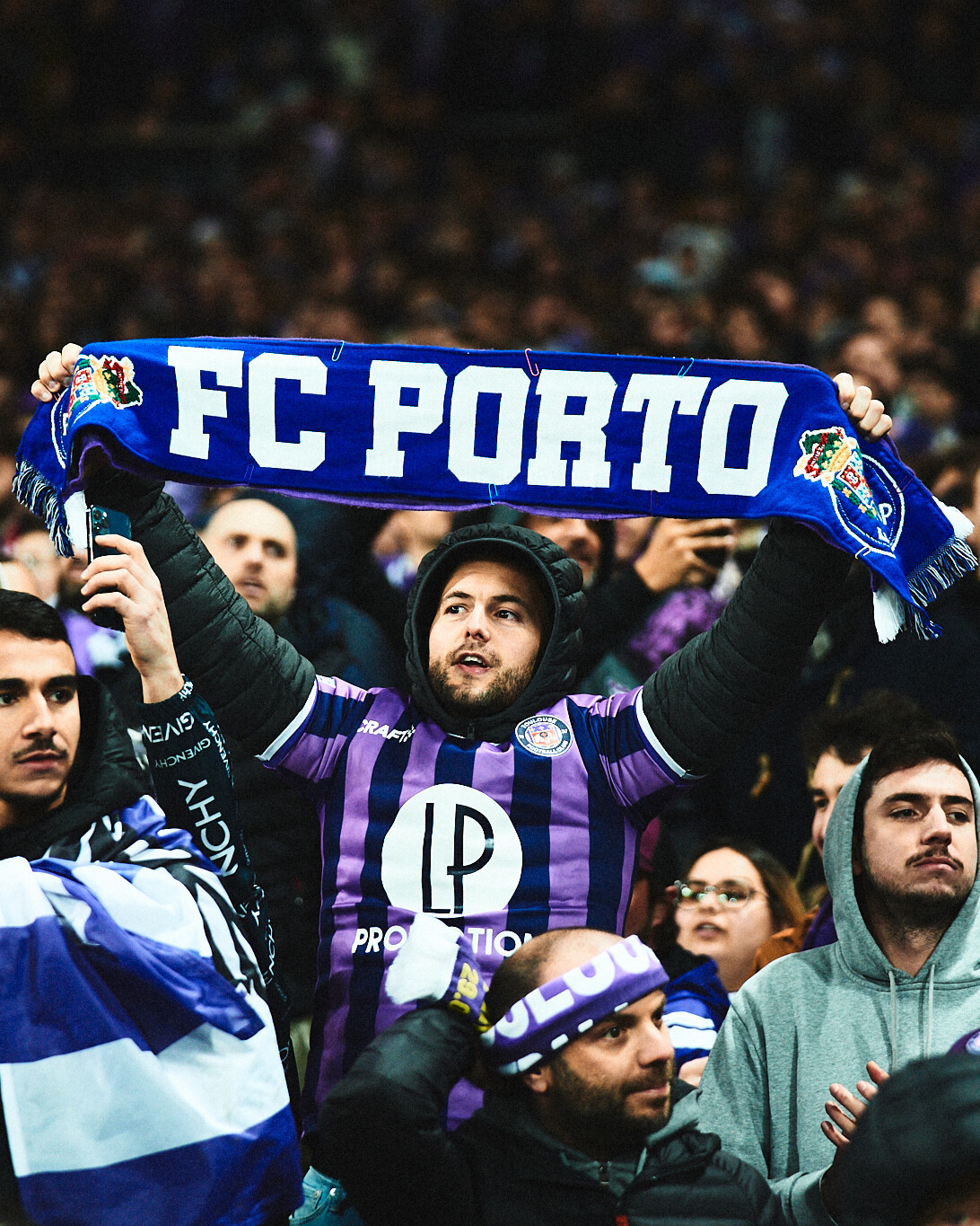 Toulouse Mostra Adepto Cachecol Do FC Porto No Jogo Contra O Benfica