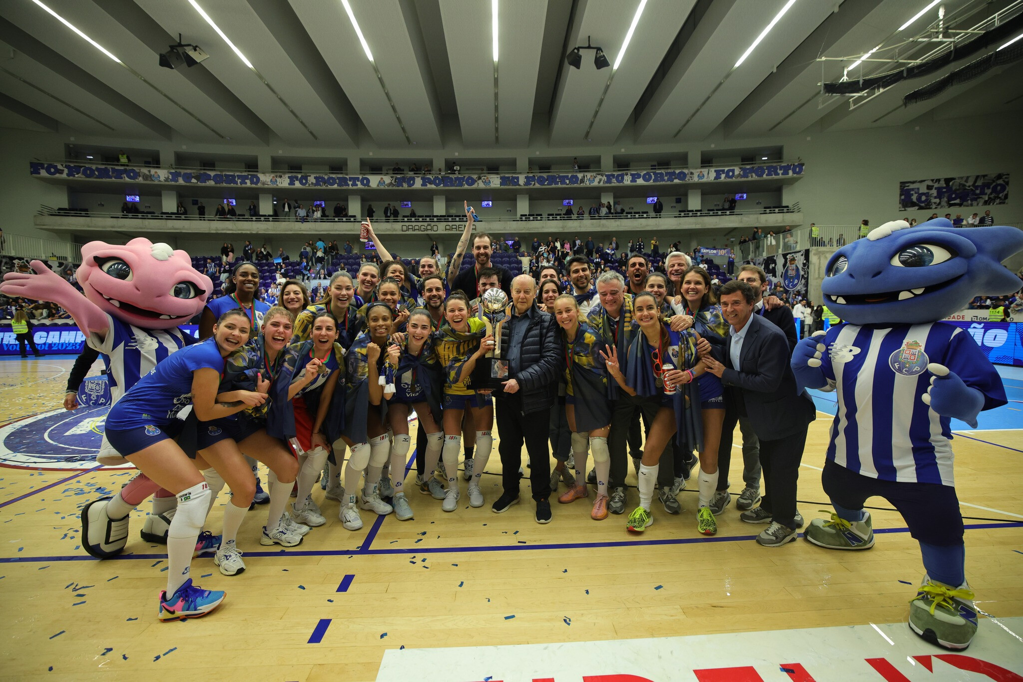 Troféu de voleibol feminino já está no Museu do FC Porto Ficarão para