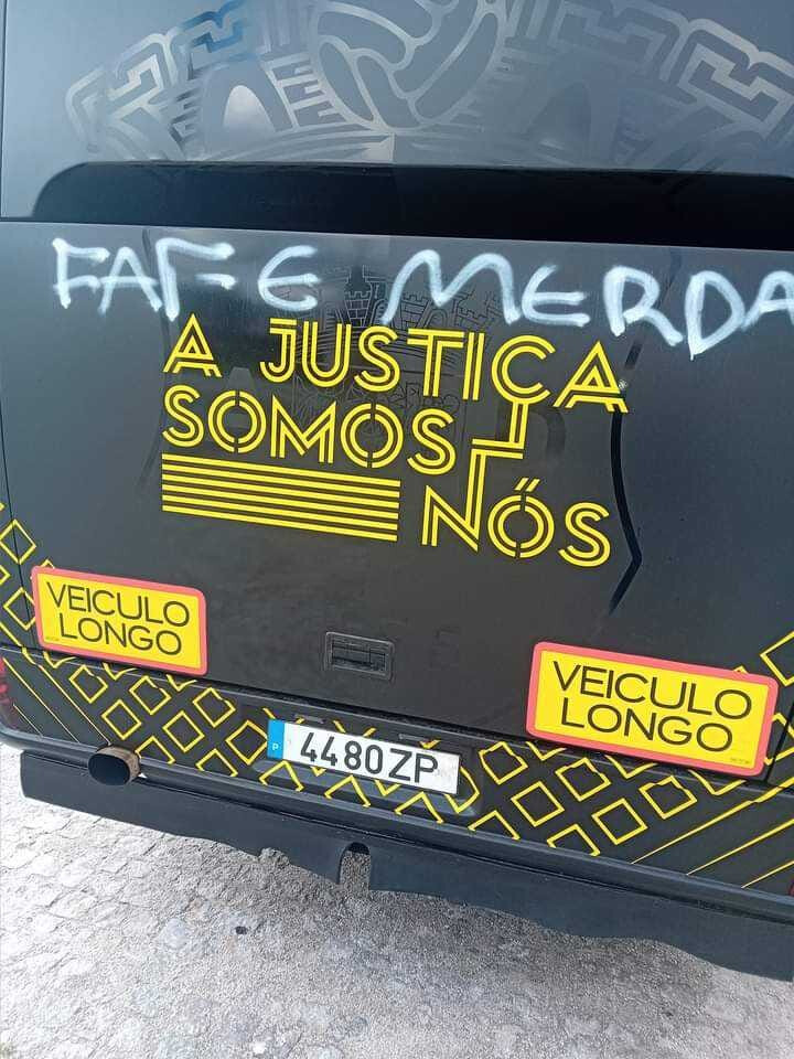 Fafe reage ao vandalismo É possível ler ao longo de muros e bancadas