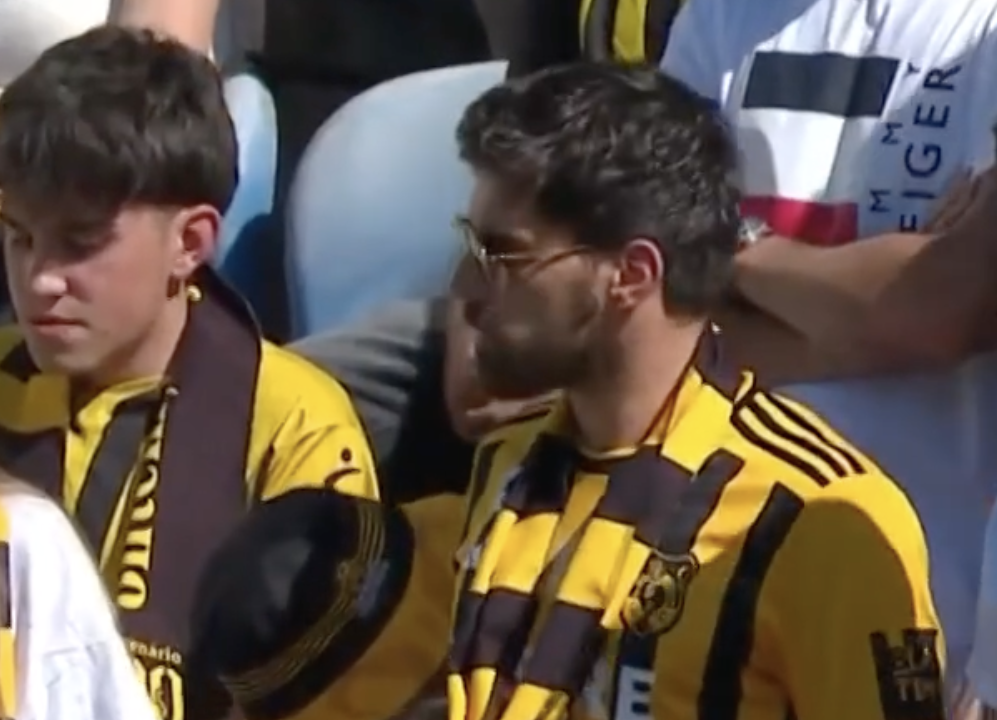 Rúben Neves no meio dos adeptos do Lourosa do Estádio Marcolino Castro