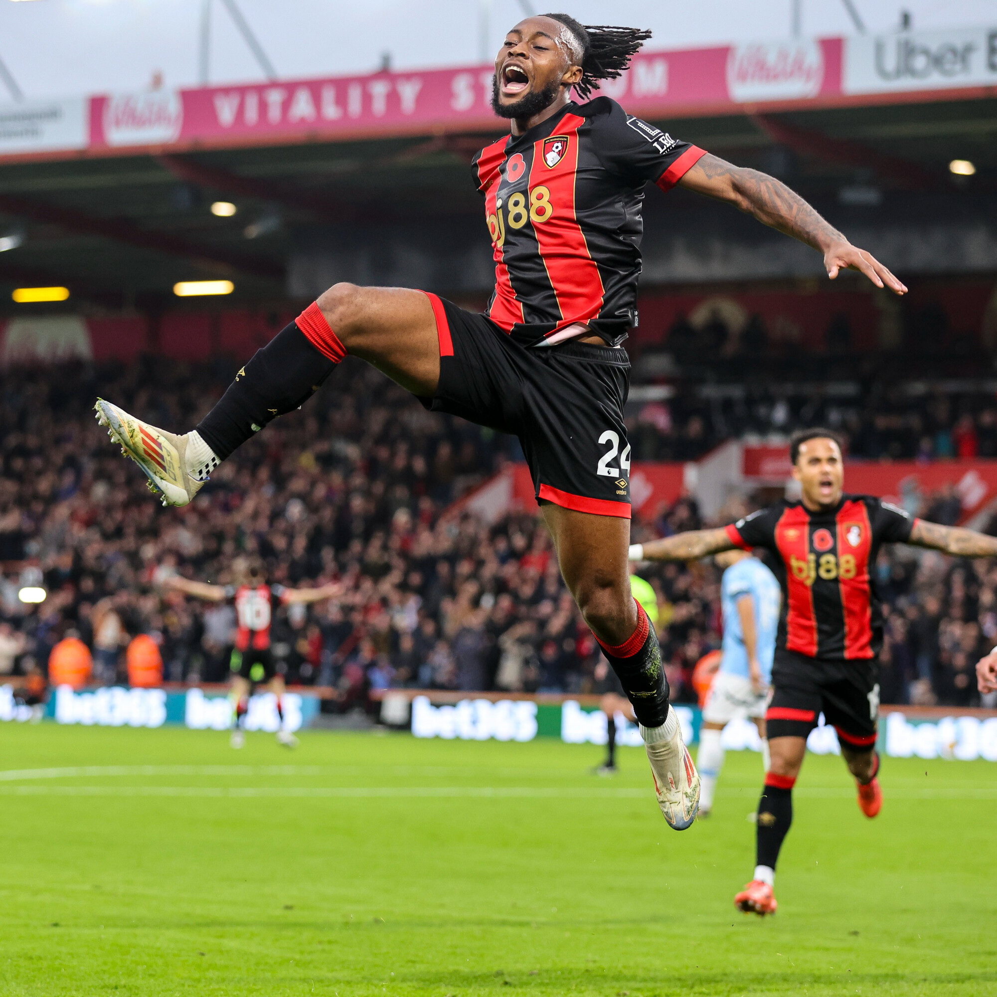 Premier League ao minuto Wolverhampton dá a volta ao Crystal Palace