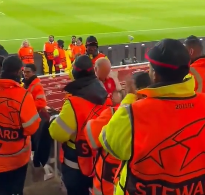 Adepto Do FC Porto E Do Arsenal Trocam Camisolas No Final Do Jogo Veja