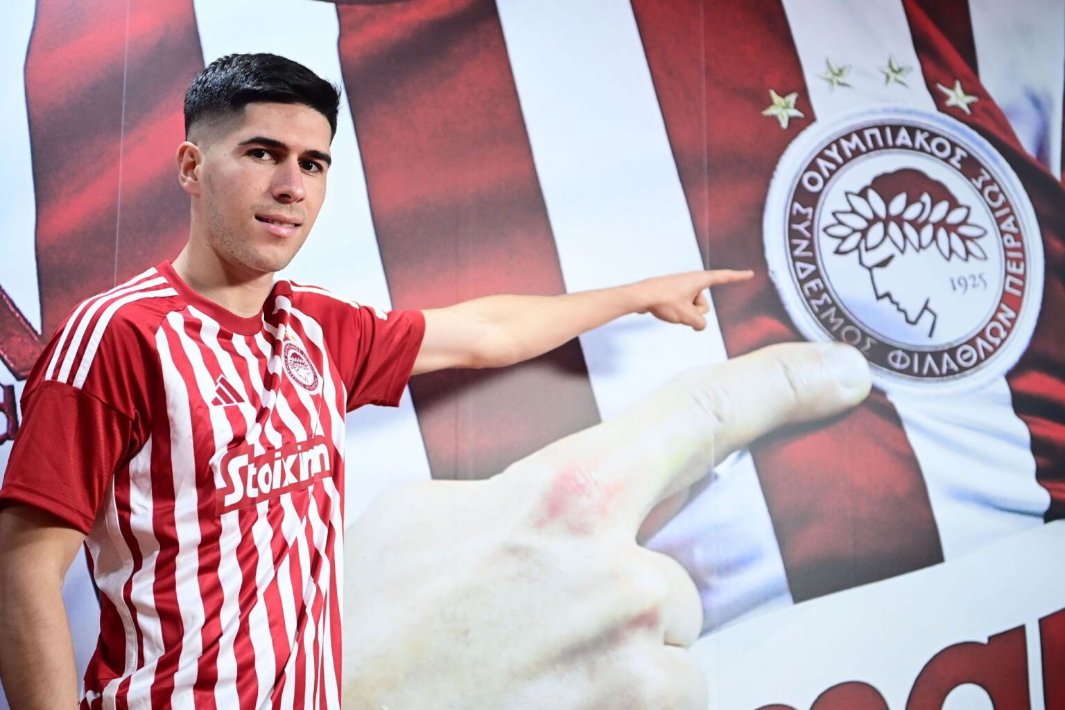 Oficial Fran Navarro deixa FC Porto e é reforço do Olympiacos