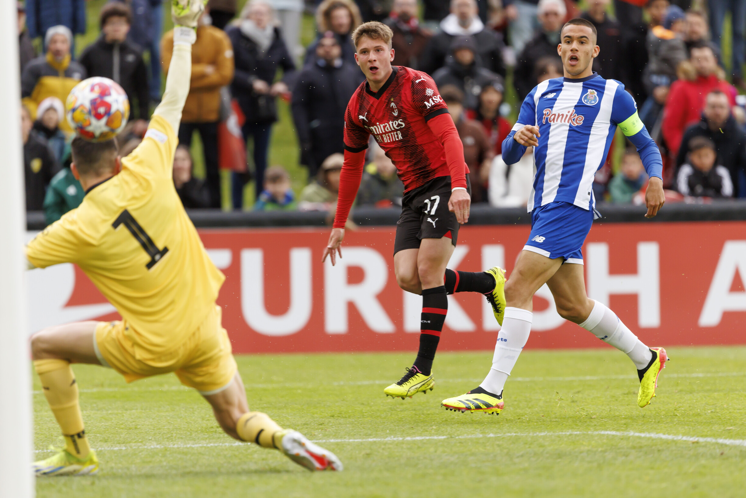 Fc Porto Perde Ac Milan Nos Pen Ltis E Falha Final Da Youth League