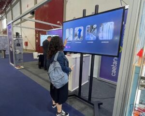 stand-de-caetano-coatings-con-lcd-touch-55