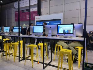 elopage-stand-with-10-imac-215-at-web-summit