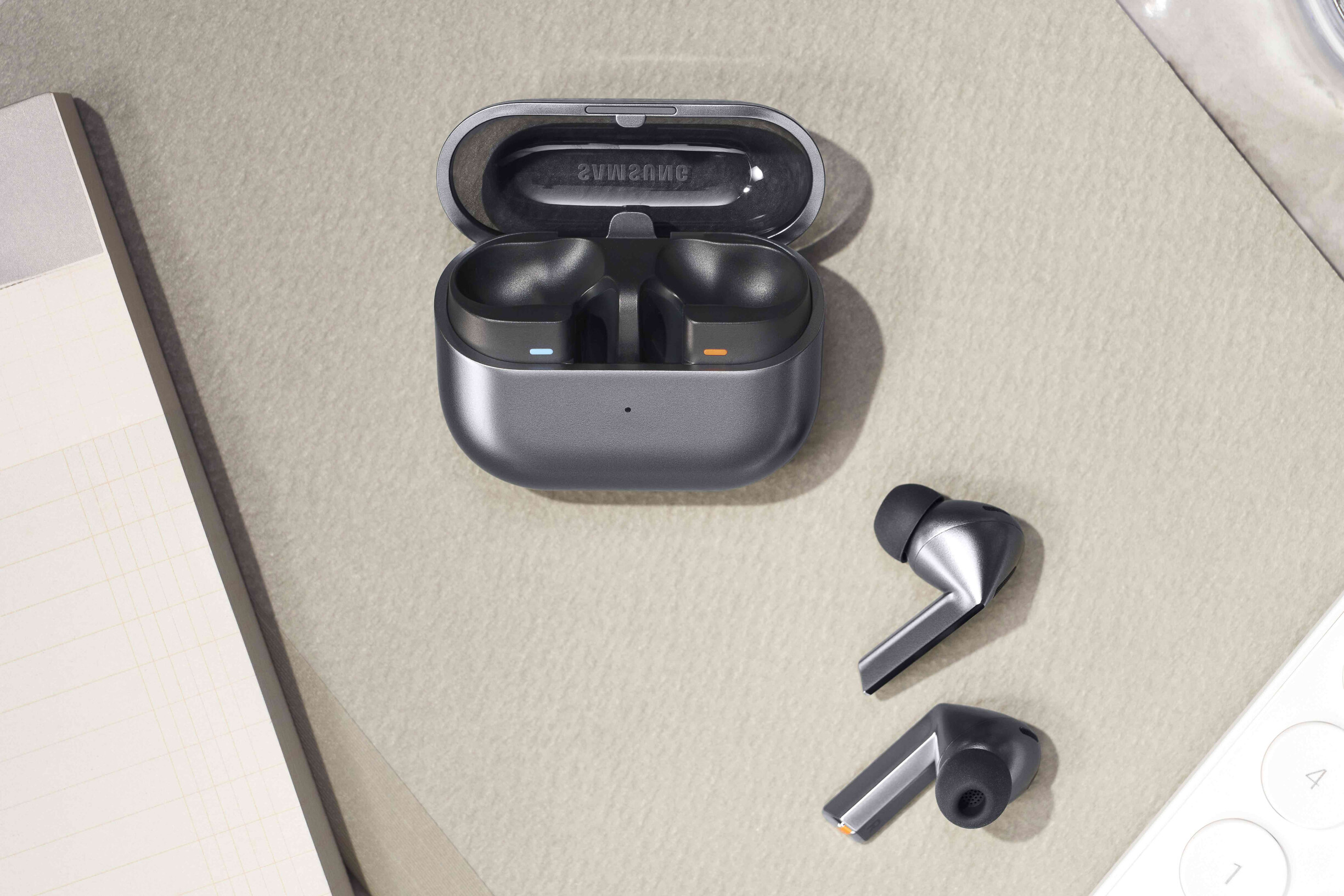 001-product-galaxy-buds3pro-silver
