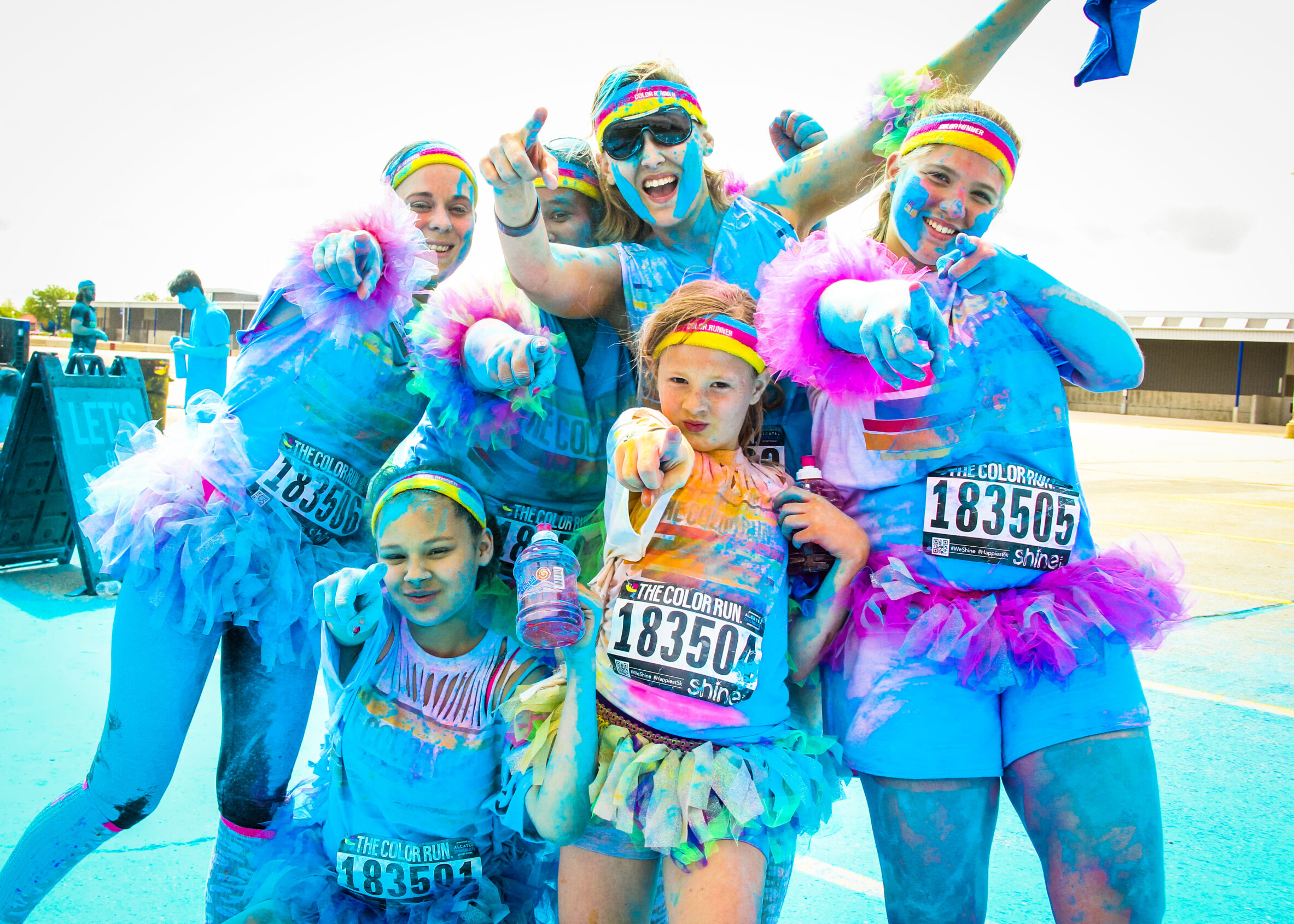A tela faz-se em branco, no inic&iacute;o, o final &eacute; cheiio de cor  na The Color Run