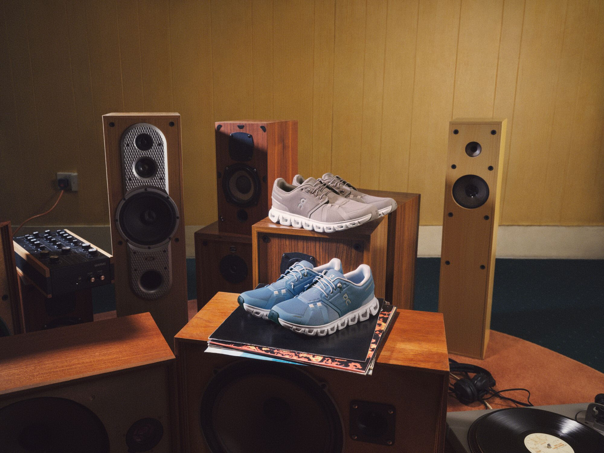 ON ss25-cloud_6-pad-product_still-cloud_6_fog_chambray-1604 ON ss25-cloud_6-pad-product_still-cloud_6_fog_chambray-1604