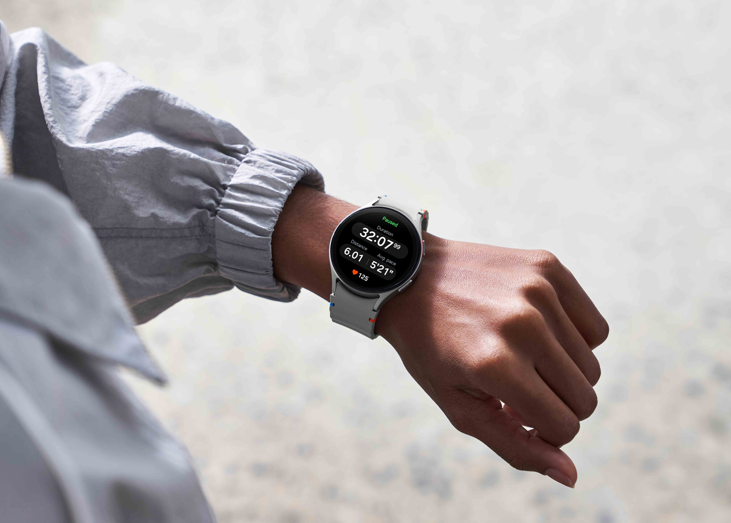 002-handson-galaxy-watch7-silver