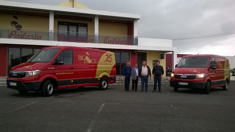 Entrega oficial das TGE (da esquerda para a direita): Dr. Marco Goulart, filho de Humberto Goulart, Dr. Eduardo Faria, gerente do concessionário MAN S. Miguel, Sr. Humberto Goulart, s&o