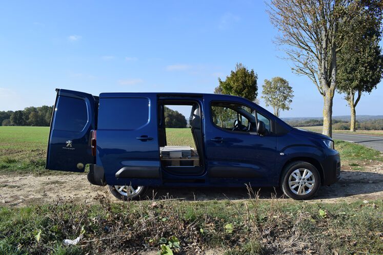 O Peugeot Partner pode ter uma, duas ou nenhuma porta lateral deslizante