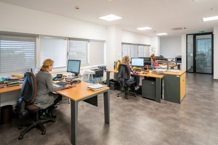 O revestimento térmico e acústico garante maior conforto às colaboradoras e aos colaboradores