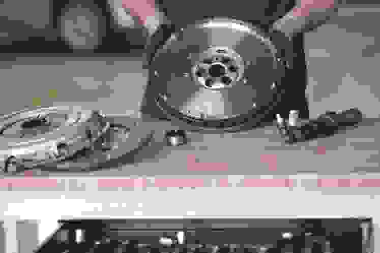 O disco da embraiagem deve ser inspecionado antes de ser instalado.