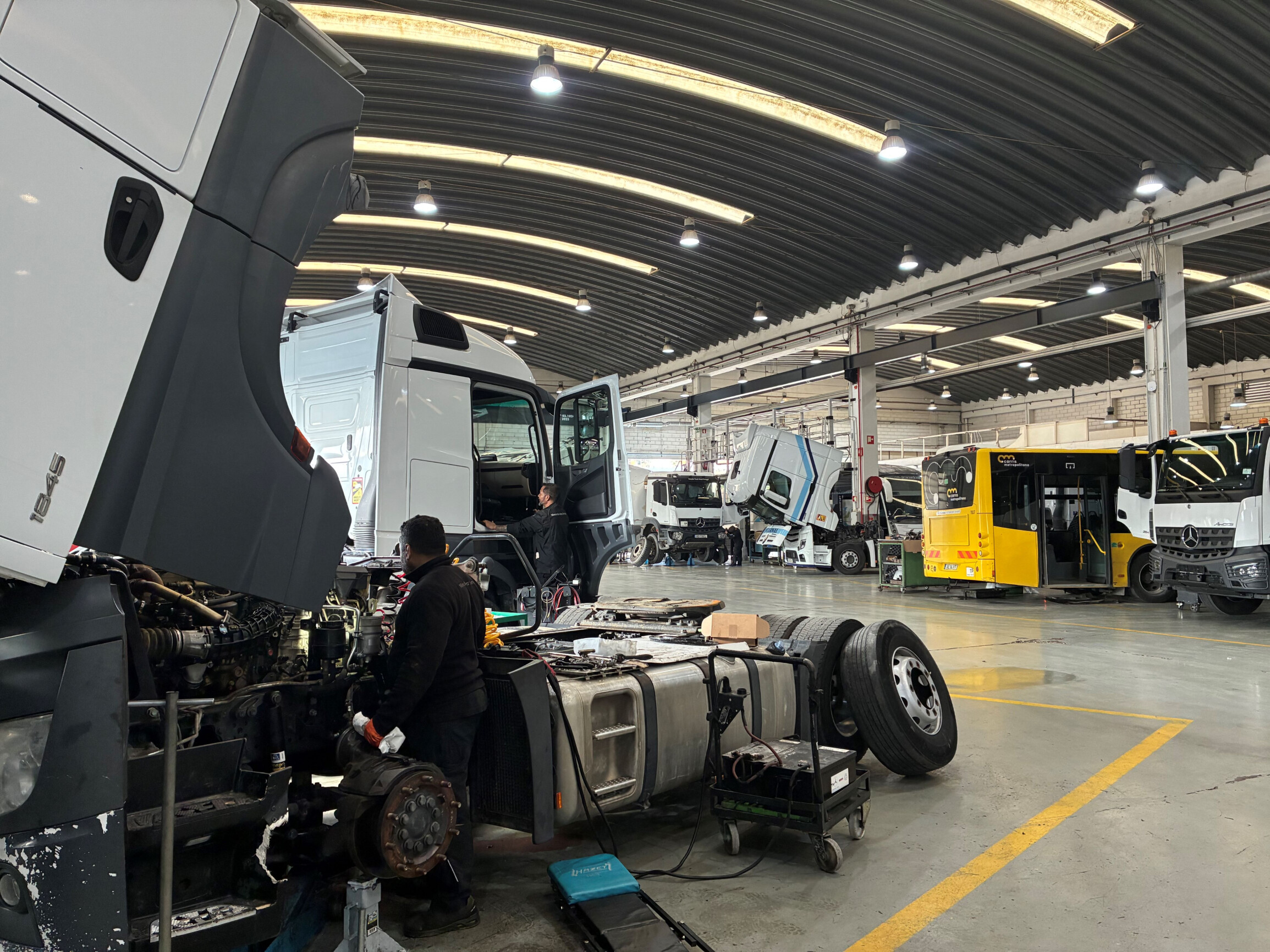 A oficina da DAIMLER TRUCK RETAIL foi a primeira a receber o sistema SMART LEVEL da FUCHS em Portugal A oficina da DAIMLER TRUCK RETAIL foi a primeira a receber o sistema SMART LEVEL da FUCHS em Portugal