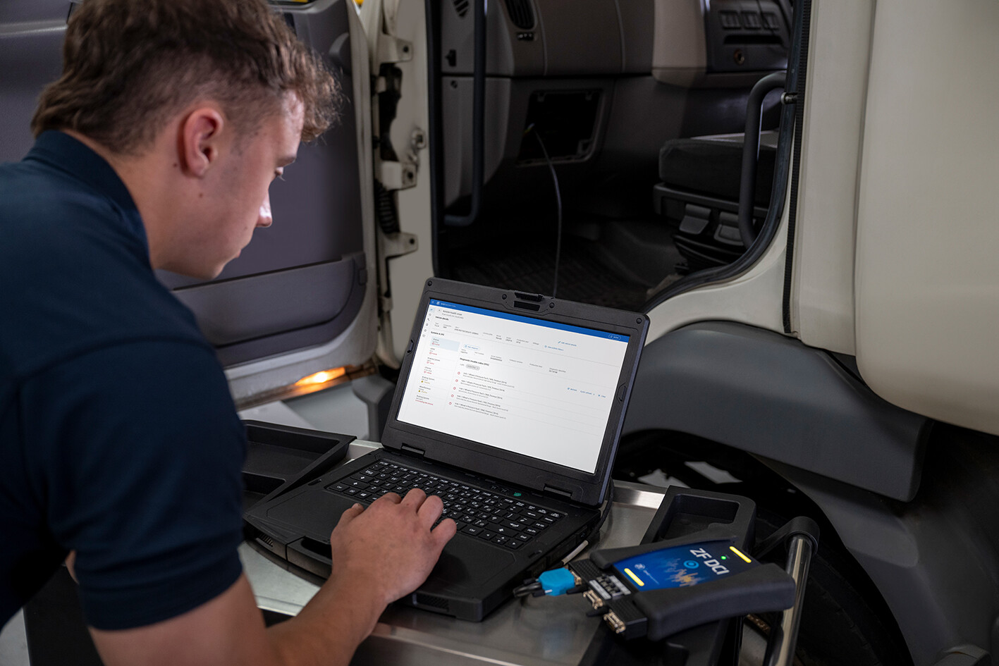 ZF_proDiagnostics_IMG_J12878_Close_up_of_Mechanic_diagnosing_truck_with_ZF_Scan_3948_RGB_202409