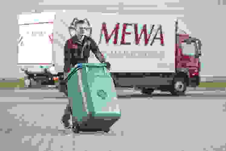 A MEWA vai ao cliente para levantar os panos de limpeza e as esteiras de retenção de óleo dentro do SaCon, lava e devolve-os na data combinada (foto MEWA)