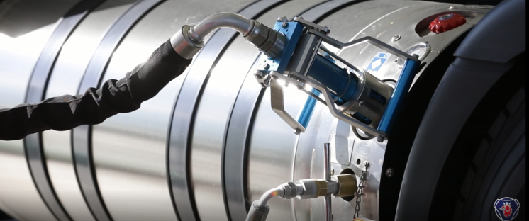 repostaje camión Scania GNL 2