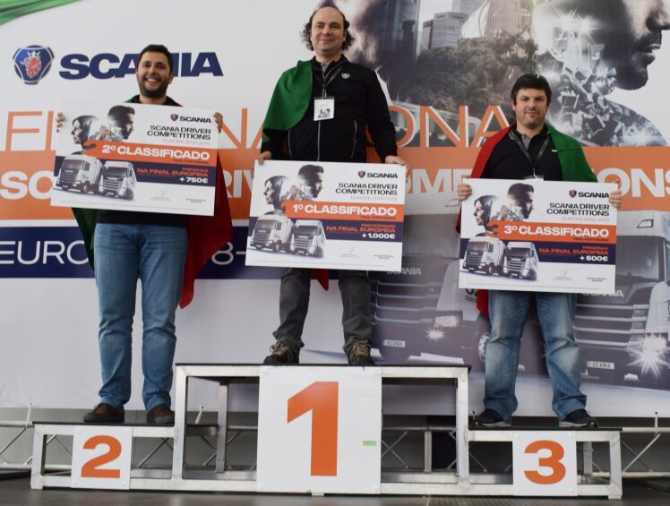 Hélder Brito, em 1.º lugar (ao centro), Bruno Almeida, em 2.º lugar (à esquerda) e Nuno Pereira, 3.º classificado (à direita)