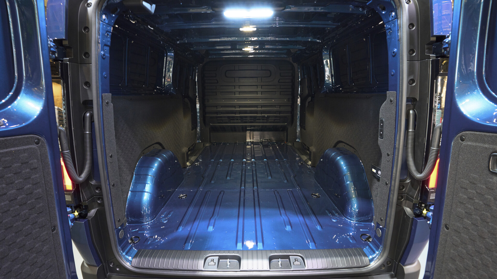 Kia-PV7-Cargo-Fjordblue-iaa-26-static-digital-1920x1080-042
