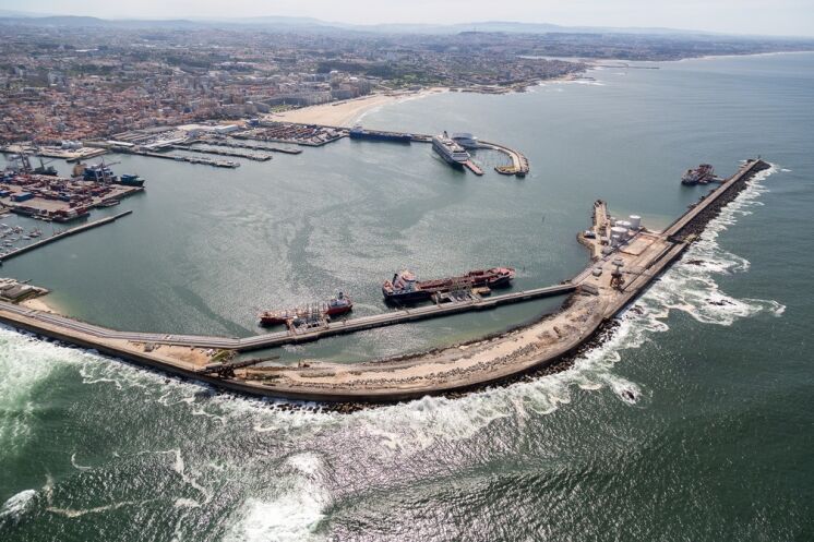 Vista do porto de Leix&otilde;es