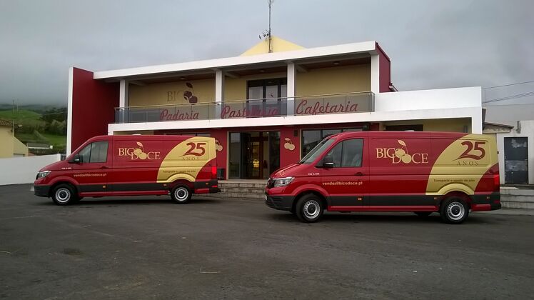 As duas MAN TGE 3.140 que farão a distribuição dos produtos de padaria e pastelaria da empresa Bico Doce.