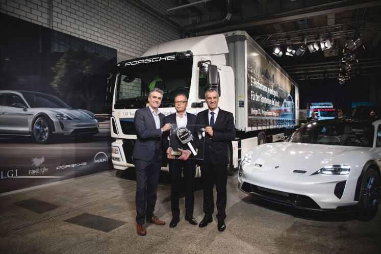 A Porsche recebe o primeiro MAN eTGM na Alemanha (à direita) Albrecht Reimold, membro do Conselho de Produção e Logística da Porsche AG, Eckhard Busch, Director Adm