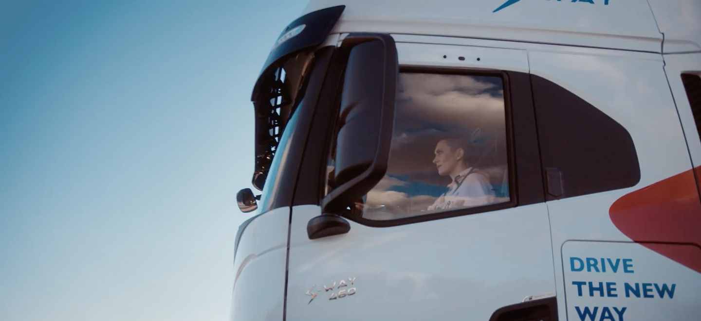 IVECO_Oti Cabadas_TRUCK QUEENS IVECO_Oti Cabadas_TRUCK QUEENS